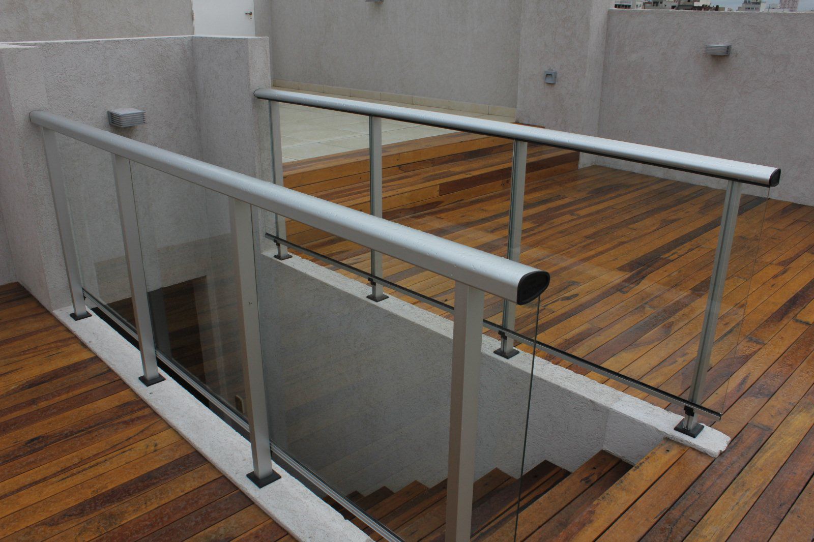 Baranda con vidrio y metal