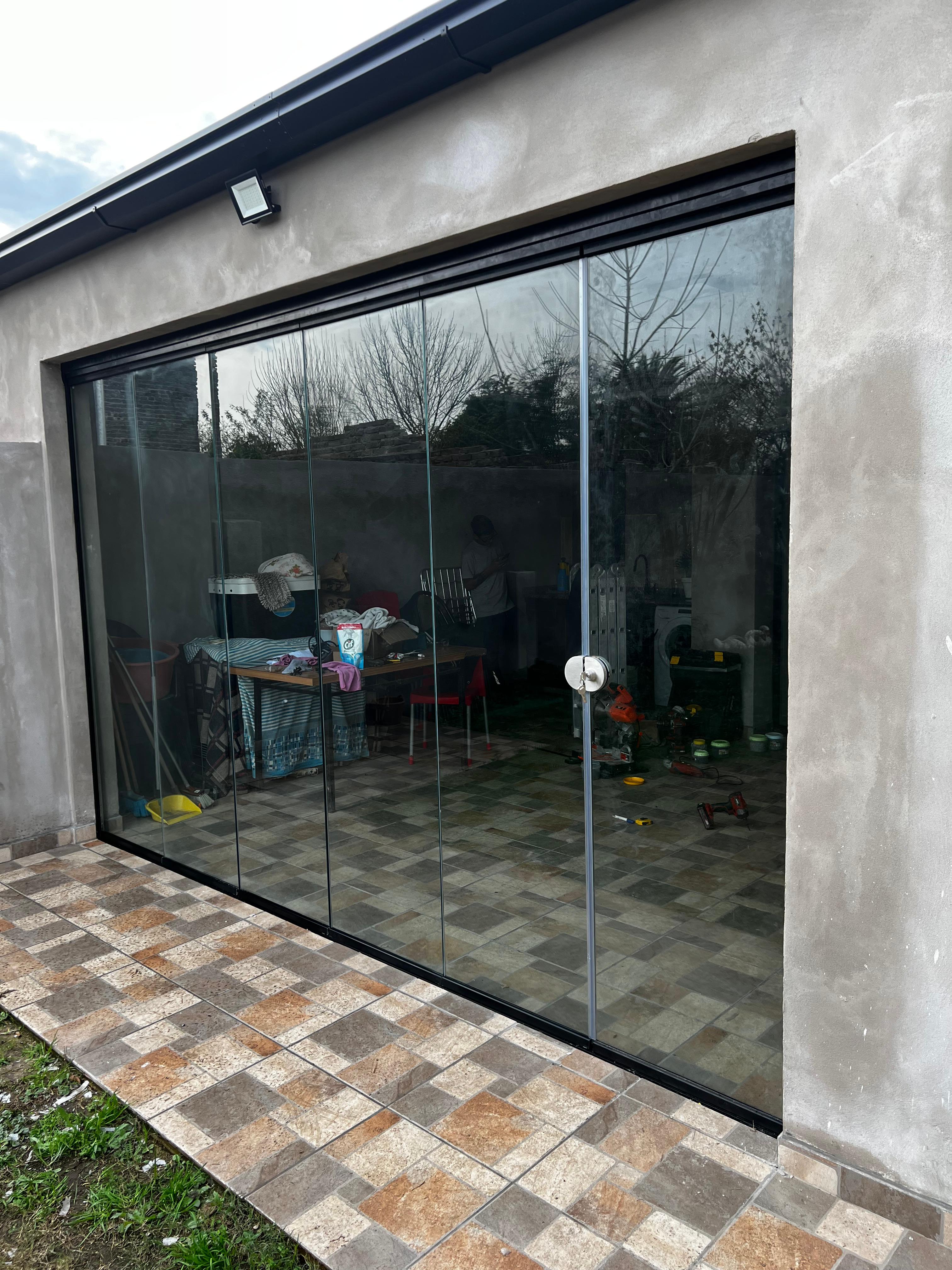 Cerramiento plegable instalado en vivienda